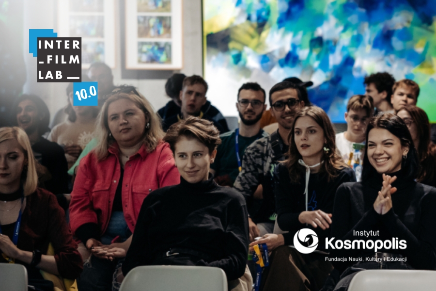 Uczestnicy i uczestniczki warsztatów INTERFILMLAB biorą udział w wykładzie. Logo INTERFILMLAB 10.0 i Instytutu Kosmopolis Fundacja Nauki, Kultury i Edukacji.